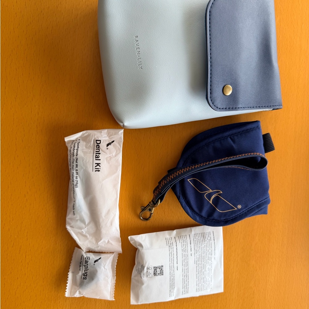 American Airlines business class men’s pajamas NEW L/XL with slippers and kit - Picture 5 of 5